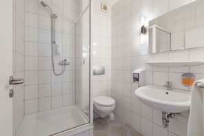 Quarto triplo | Banheiro | Chuveiro, produtos de toalete grátis, secador de cabelo