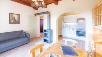 Superior Bungalow (Typ B Nr.2) | Living area | Flat-screen TV, table tennis, toys