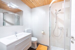 Family Apartment (2) | Bathroom amenities | Towels - Erlebnisbauernhof Tschom (Sankt Kanzian am Klopeiner See)