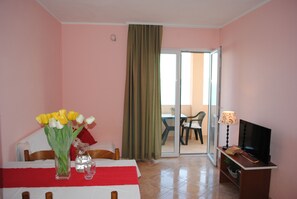 Apartment, 2 Bedrooms | Living area