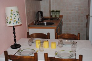Leilighet, 1 soverom | Spiseområde på rommet
