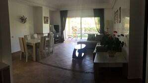 Comfort-Penthouse, Mehrere Betten, Nichtraucher, Gartenblick | Wohnzimmer | Flachbildfernseher, Kamin