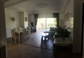 Penthouse Confort, plusieurs lits, non-fumeurs, vue jardin | Salle de séjour | Télévision à écran plat, cheminée