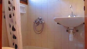 Studio, Multiple Beds, Garden View | Bathroom | Shower, free toiletries, hair dryer, towels