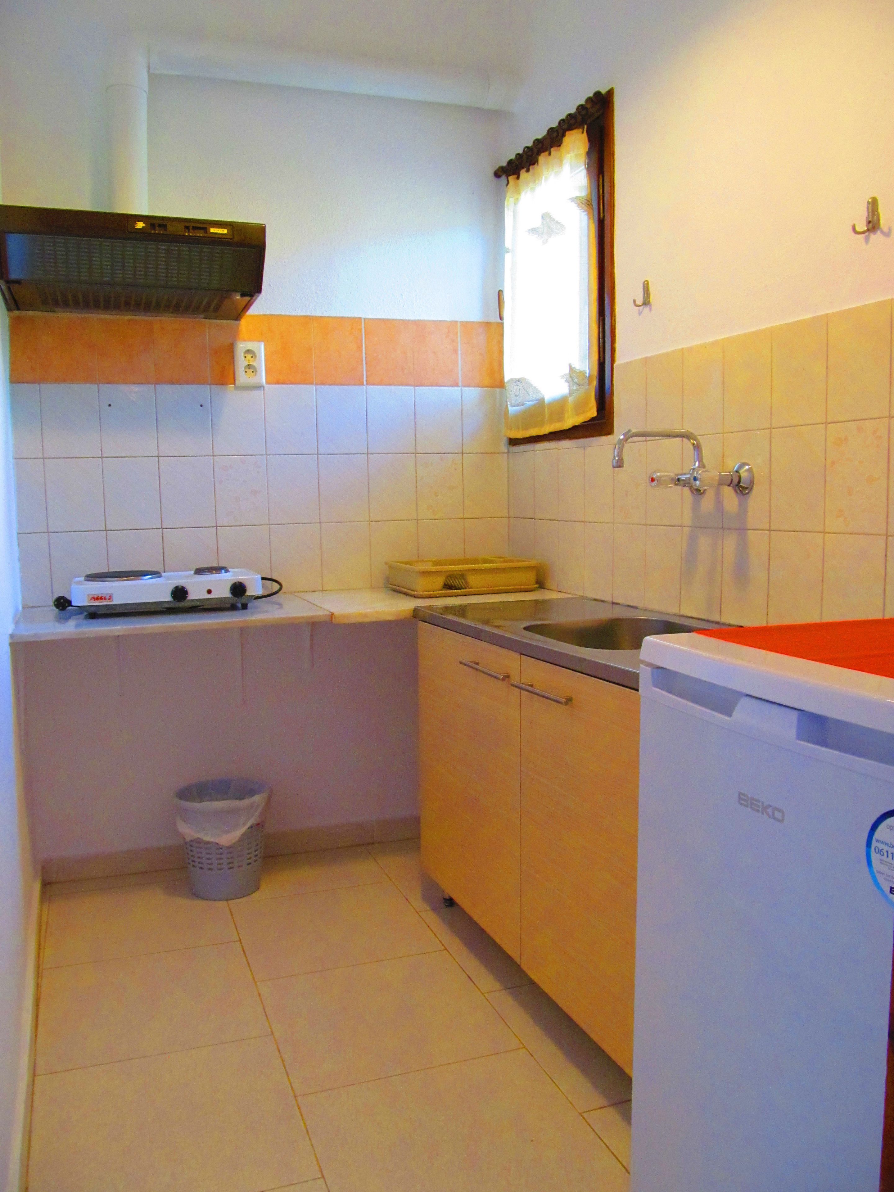 Studio, Multiple Beds, Garden View | Private kitchenette | Fridge, stovetop, coffee/tea maker, electric kettle