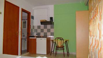 Studio, quang cảnh vườn | Bếp riêng | Tủ lạnh, bếp nấu, dụng cụ pha cà phê/trà, ấm điện