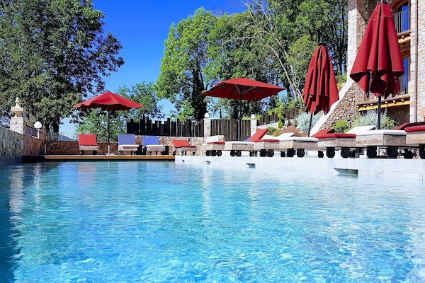 Utendørsbasseng og solsenger