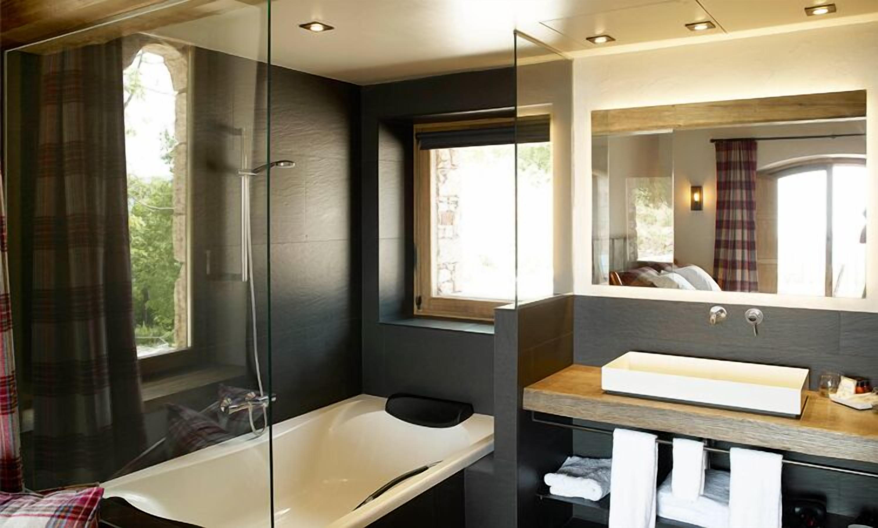 junior suite | bathroom | deep-soaking bathtub, free toiletries, hair dryer, towels