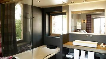 Suite junior | Baño | Bañera profunda y artículos de higiene personal gratuitos