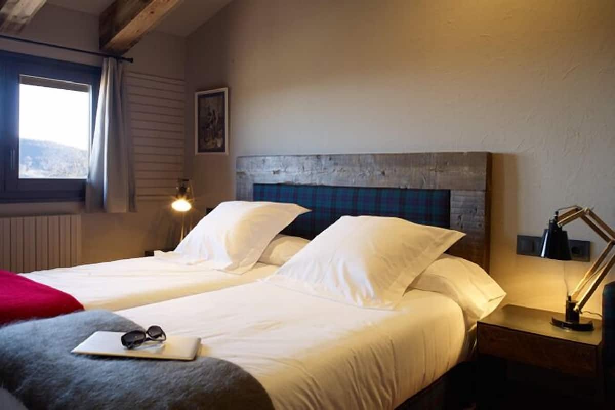 セーフティボックス (室内)、デスク、防音設備、WiFi (無料)