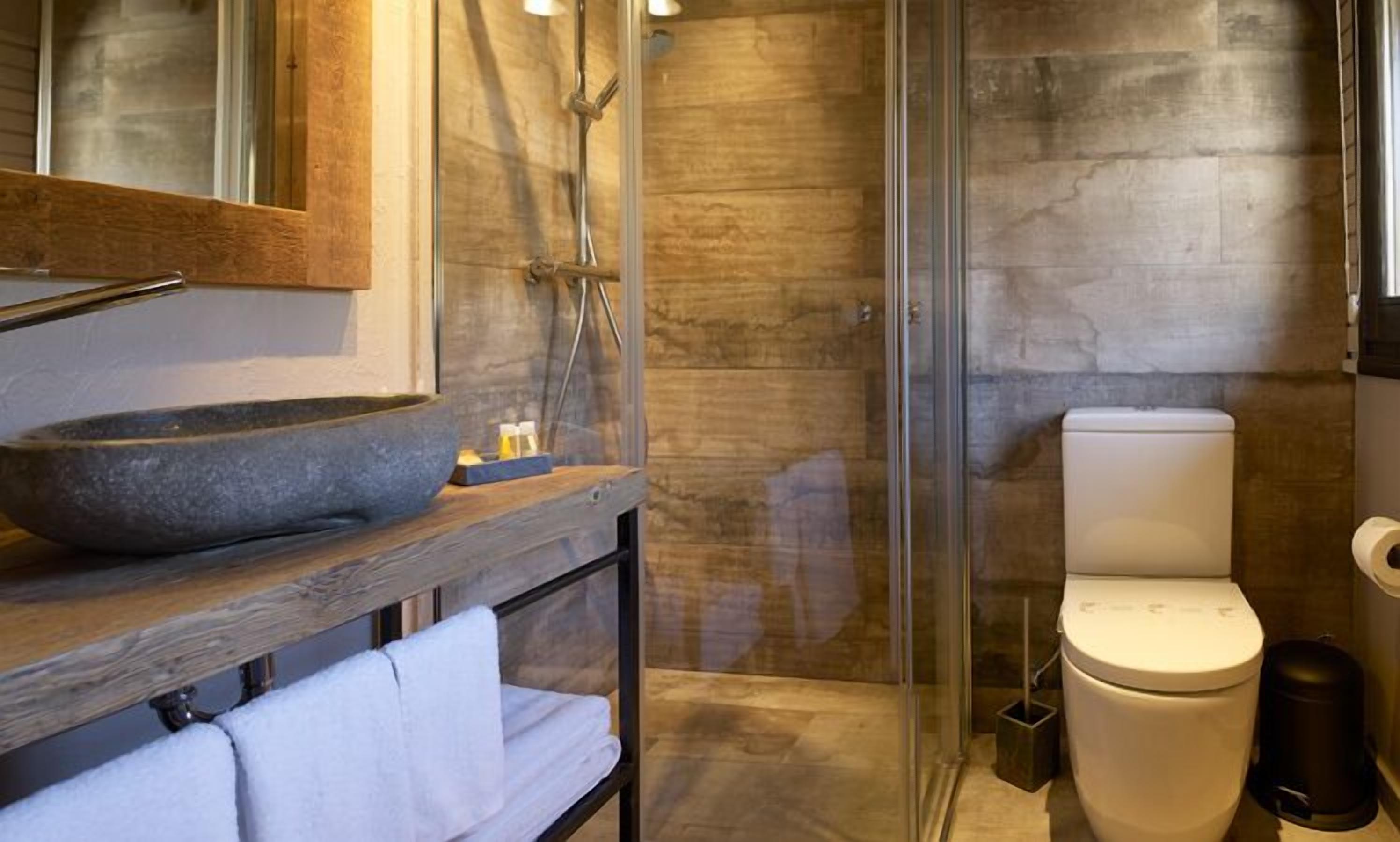 single room | bathroom | deep-soaking bathtub, free toiletries, hair dryer, towels