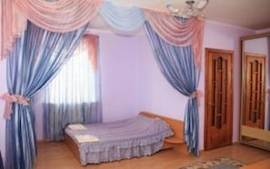 Cortinas blackout, wifi gratis y ropa de cama