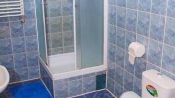 Shower, free toiletries, towels