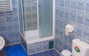 Dusche, kostenlose Toilettenartikel, Handtücher