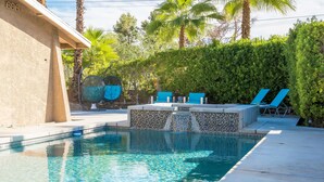 A swimming pool with clear water, surrounded by a tiled deck and a hedge. - Sunny Palms at Warm Sands - Designer Pool Home (Palm Springs)