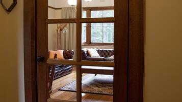 Smart TV, fireplace, DVD player, books