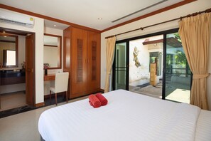 Une chambre d’hôtel avec un lit, un bureau et une vue sur l’extérieur.