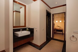 3-Bedroom Villa with Private Pool | 浴室 | 淋浴設備、免費盥洗用�品、吹風機、毛巾