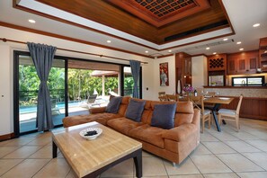 3-Bedroom Villa with Private Pool | 起居區 | 平面電視