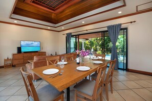 3-Bedroom Villa with Private Pool | Essbereich im Zimmer