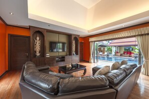 6-Bedroom Pool Villa | Khu phòng khách | Smart TV 
