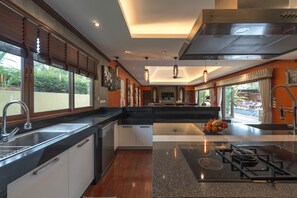 6-Bedroom Pool Villa | Bếp riêng | Tủ lạnh, lò vi sóng, lò nướng, bếp nấu 