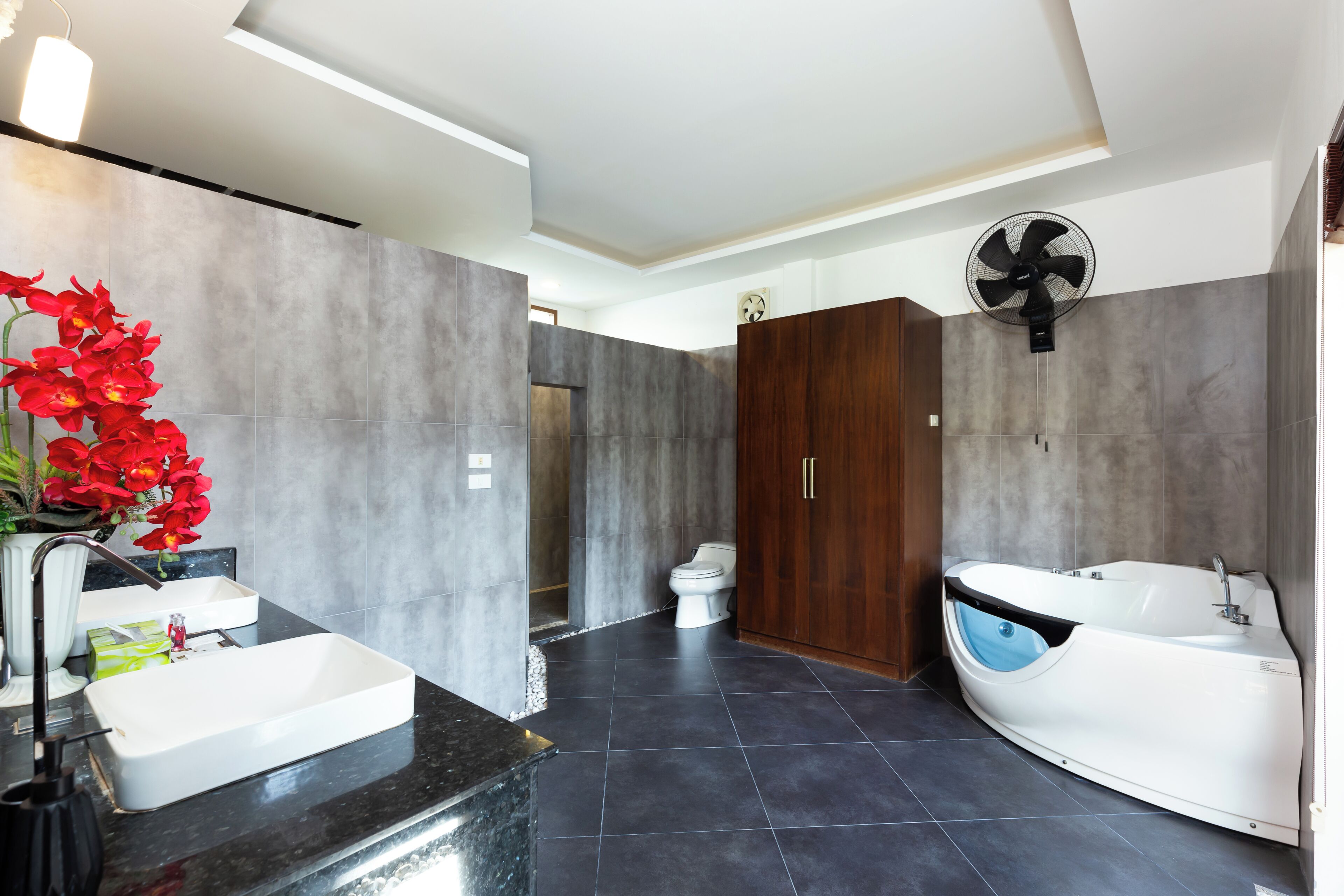 Separate tub and shower, deep soaking tub, rainfall showerhead
