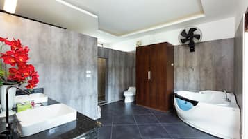 Separate tub and shower, deep soaking tub, rainfall showerhead