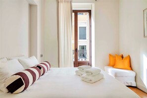 2 quartos, ferros/tábuas de passar roupa, berço de viagem