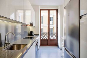 Geladeira, micro-ondas, fogão, cooktop