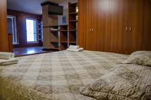Habitación panorámica doble, baño privado | Sistema de insonorización, tabla de planchar con plancha, wifi gratis