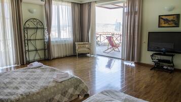 Neljän hengen panoraamahuone | Äänieristys, silitysrauta/-lauta, ilmainen Wi-Fi, vuodevaatteet