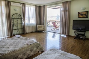 Neljän hengen panoraamahuone | Äänieristys, silitysrauta/-lauta, ilmainen Wi-Fi, vuodevaatteet