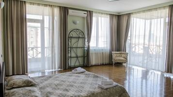 Panoramic Quadruple Room | Soundproofing, iron/ironing board, free WiFi, bed sheets