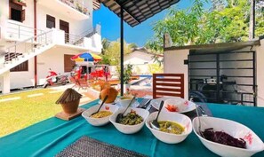 Outdoor dining - Villa in the middle of tropical palm trees, not far from the Bentota beach (Aluthgama / Bentota)