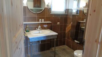 Badewanne, Haartrockner, Handtücher, Seife