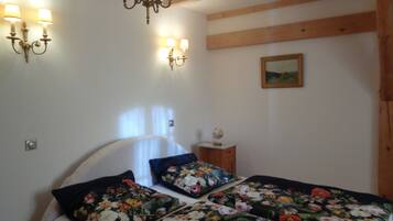 3 Schlafzimmer, Schreibtisch, Bügeleisen/Bügelbrett, Reisekinderbett