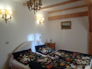 3 habitaciones, escritorio y tabla de planchar con plancha 