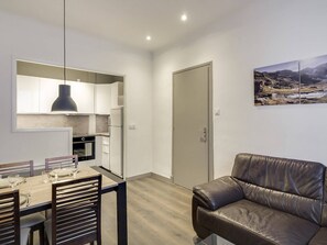 TV - Central Apartment in Cauterets for 6 – Modern Amenities, Close to Ski Lifts (Cauterets)