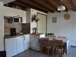 Geladeira, micro-ondas, cooktop, lava-louças