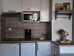 Kühlschrank, Mikrowelle, Herdplatte, Geschirrspüler