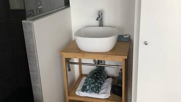 SĂšche-cheveux, serviettes fournies, savon, shampoing