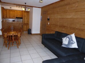 TV - Alpine apartment with south balcony, near Courchevel (Bozel)