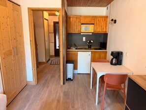 Coffee/tea maker, fridge, microwave, stovetop