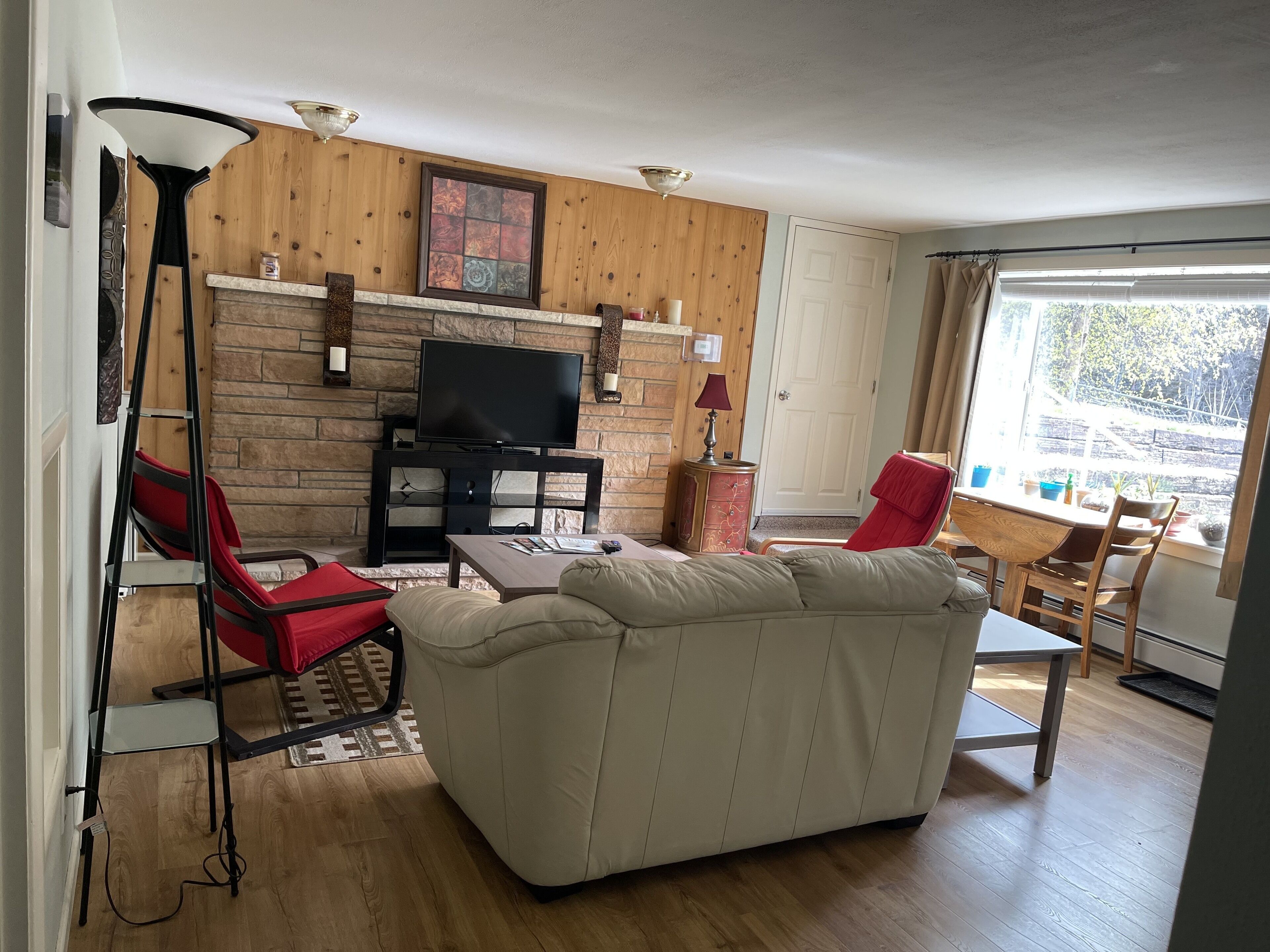 Beautiful, Cozy and Comfortable Alaskan Home. 2 bedroom with queen beds /1 bath.