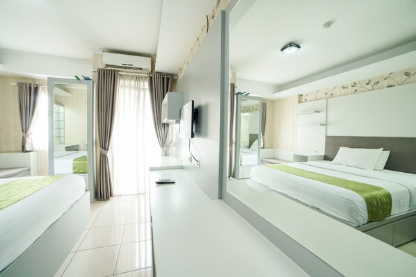 Estudio de lujo, 1 cama Queen size, vista a la montaña | Escritorio, espacio para trabajar con laptop y insonorización