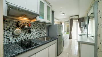 Luxury Studio, 1 Queen Bed, Mountain View | Private kitchen | Fridge, stovetop, cookware/dishes/utensils