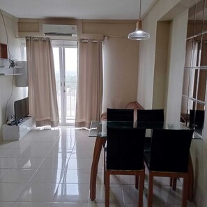 Habitación Deluxe, 2 habitaciones, vista al jardín | Escritorio, espacio para trabajar con laptop y insonorización 