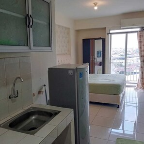 Desk, laptop workspace, soundproofing - Apartment Bogor Valley (Bogor)