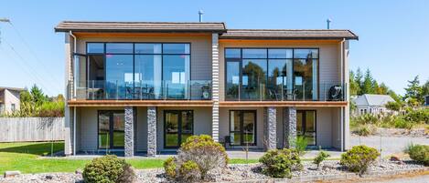 Majoituspaikan julkisivu illalla/yöllä